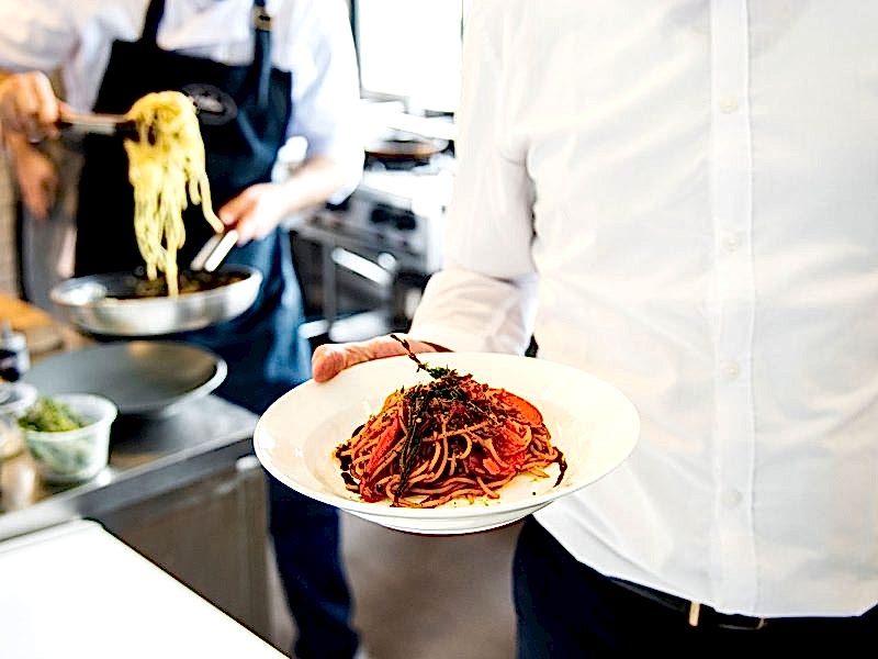 Taşıma Yemek mi, Yerinde Üretim mi? İkitelli, Başakşehir ve Sefaköy İçin Doğru Seçim Rehberi